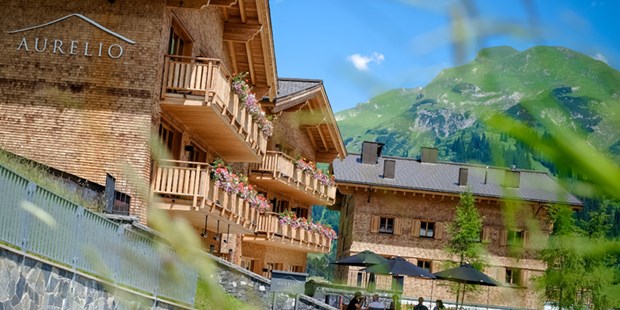 Destination-Wedding - woliday Programm: Familien-Picnick - Arlberg - Außenansicht Hotel im Sommer - Hotel & Chalet Aurelio