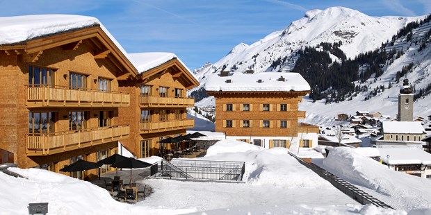 Destination-Wedding - barrierefreie Location - Vorarlberg - Außenansicht Hotelanlage im Winter - Hotel & Chalet Aurelio