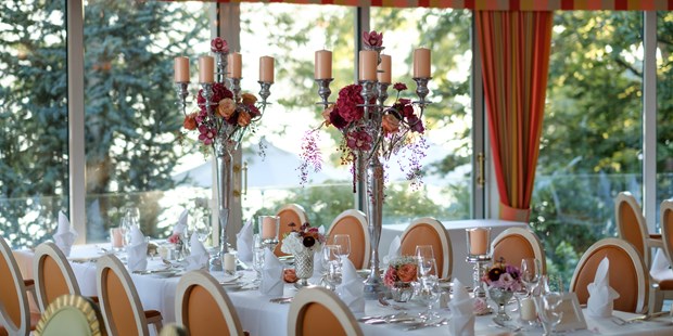 Destination-Wedding - Preisniveau Hochzeitsfeier: €€€ - Restaurant "Orangerie" festlich gedeckt für 120 Hochzeitsgäste - Hotel Schloss Seefels