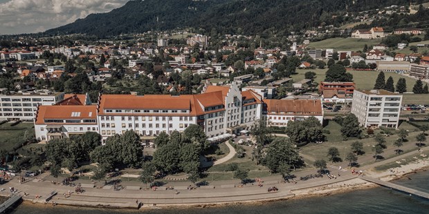 Destination-Wedding - Preisniveau Zimmer/Suiten: €€ - Vorarlberg - Blick auf das Sentido Seehotel Am Kaiserstrand vom Bodensee aus.  - Seehotel am Kaiserstrand