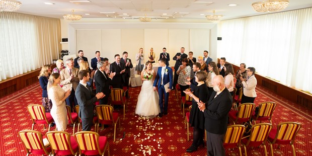 Destination-Wedding - Hotel Stefanie - Standesamtliche Trauung mit Gästen im Konferenzsaal - Hotel & Restaurant Stefanie Schick-Hotels Wien