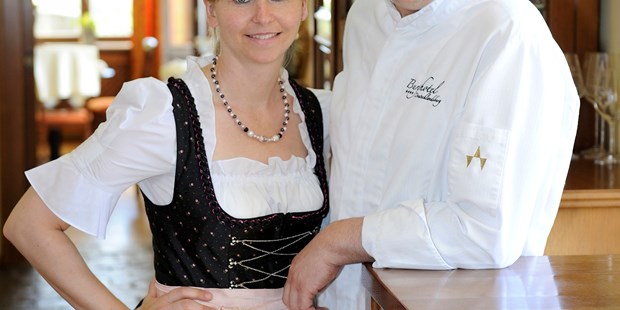 Destination-Wedding - Art der Location: Restaurant - Steiermark - Jasmin und Karl Kollmann sind eure tollen Gastgeber auf der Burg Deutschlandsberg. - Burg Deutschlandsberg