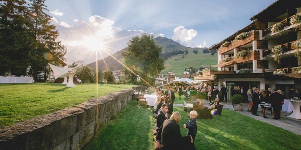 Destination-Wedding - Art der Location: Hotel / Chalet - Vorarlberg - Hochzeit im Garten - Sonnenuntergang - Der Berghof