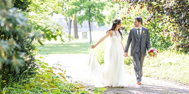 Destination-Wedding - Umgebung: im Park - Österreich - Das Brautpaar auf dem Weg zur Tafel. - Birkenhof Restaurant & Landhotel ****