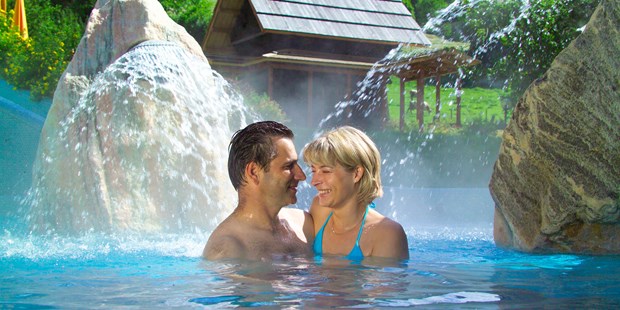 Destination-Wedding - Nockberge - Außenwhirlpool  32 °C mit Thermalwasser und mitten im Grünen  - Thermenwelt Hotel Pulverer*****