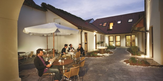 Destination-Wedding - Umgebung: in einer Stadt - Süd & West Steiermark - Der gemütliche Innenhof lädt zu einem genüsslichen Kaffee oder Sekt ein - der perfekte Ort für einen Empfang.  - Hotel Sporer**** (der Parktherme)