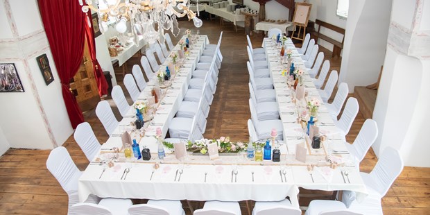 Destination-Wedding - Preisniveau Hochzeitsfeier: €€ - Blick von oben auf die Hochzeitstafel in der Kapelle - Burg Plankenstein