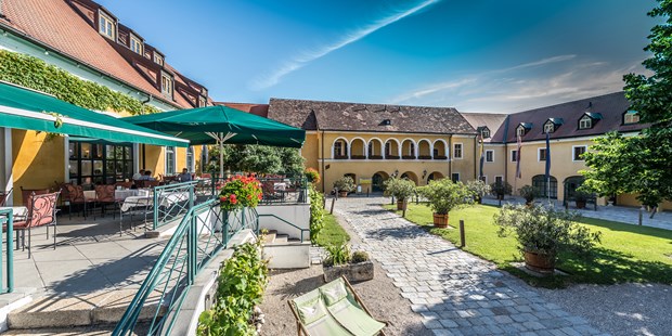 Destination-Wedding - Umgebung: in einer Stadt - Waldviertel - Landgut & SPA Althof Retz mit seinem idyllischen Arkadenhof - Landgut & SPA Althof Retz