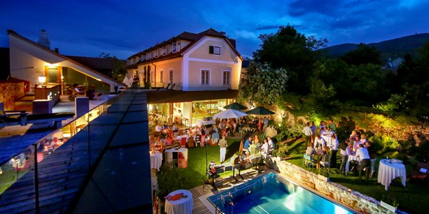 Destination-Wedding - Preisniveau Hochzeitsfeier: €€€ - Österreich - Am Pool die Party knallen lassen - Hotel Landhaus Moserhof****