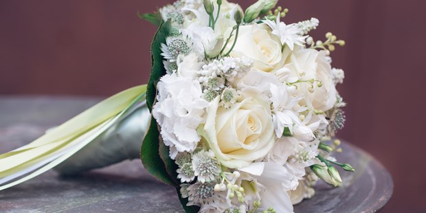 Destination-Wedding - Preisniveau Hochzeitsfeier: €€€ - Brautstrauß aus der hoteleigenen "Blumeninsel" - DAS WEITZER