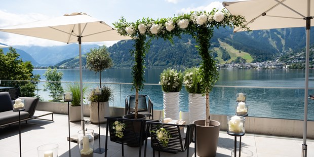 Destination-Wedding - Preisniveau Zimmer/Suiten: €€ - Salzburg - Für eine Trauung am Zeller See bietet das Seehotel Bellevue eine herrliche Terrasse direkt am See. - Seehotel Bellevue****s