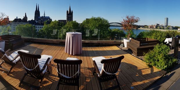 Destination-Wedding - Preisniveau Zimmer/Suiten: €€ - Köln - Fantastischer Blick von der Terrasse - Feiern mit Aussicht im Maritim Hotel Köln