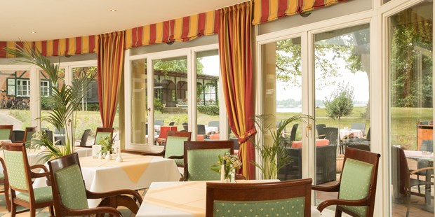 Destination-Wedding - Preisniveau Zimmer/Suiten: € - Mecklenburgische Schweiz - Wintergarten im Restaurant - Kurhaus am Inselsee