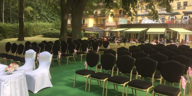 Destination-Wedding - Preisniveau Hochzeitsfeier: €€ - Güstrow - Freie Trauung im Kurhausgarten - Kurhaus am Inselsee