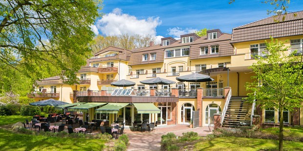 Destination-Wedding - Festzelt - Mecklenburg-Vorpommern - Außenansicht mit Kurhausgarten - Kurhaus am Inselsee