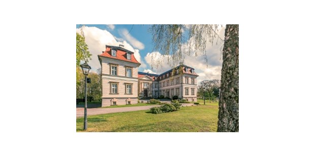 Destination-Wedding - Preisniveau Hochzeitsfeier: €€ - Hotel schloss Neustadt-Glewe von aussen - Hotel Schloss Neustadt-Glewe