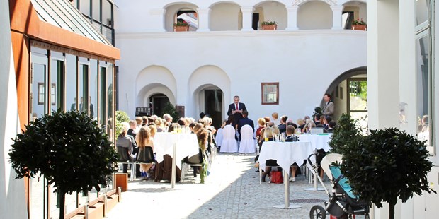 Destination-Wedding - Perfekte Jahreszeit: Frühlings-Hochzeit - Österreich - Arkadeninnenhof vierzigerhof - vierzigerhof und stiegenhaus