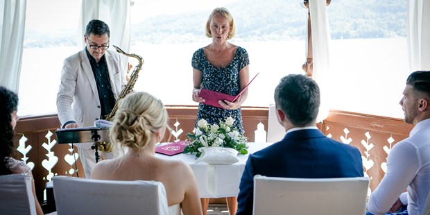 Destination-Wedding - Garten - Österreich - Standesamtliche Zeremonie im romantischen Bootshaus - Hotel SCHLOSSVILLA MIRALAGO - die wundervolle, einzigartige Location direkt am Wörthersee - 