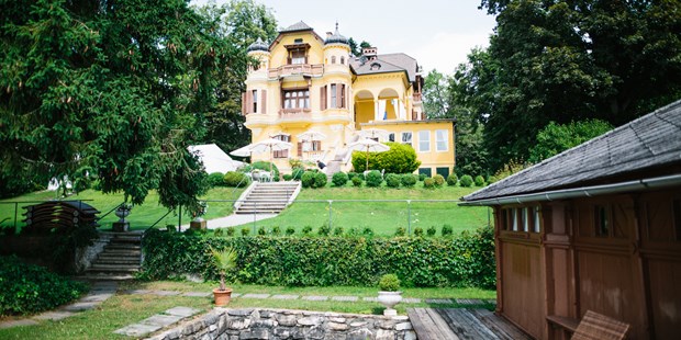 Destination-Wedding - Festzelt - Österreich - Die Schlossvilla Miralago vom Wörthersee aus. - Hotel SCHLOSSVILLA MIRALAGO - die wundervolle, einzigartige Location direkt am Wörthersee - 
