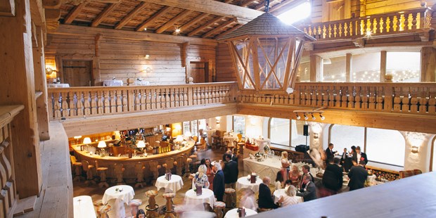 Destination-Wedding - Preisniveau Zimmer/Suiten: €€€€ - Bezirk Kitzbühel - Hotelbar "auf der Tenne" im Bio-Hotel Stanglwirt in Tirol.
Foto © formafoto.net - Bio-Hotel Stanglwirt