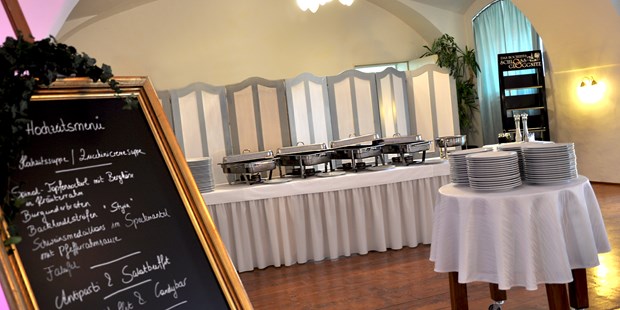 Destination-Wedding - Festzelt - Österreich - Buffet im großen Saal - Schloss Gloggnitz