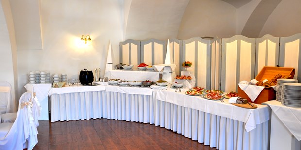 Destination-Wedding - Umgebung: in den Bergen - Niederösterreich - Buffet im großen Saal - Schloss Gloggnitz