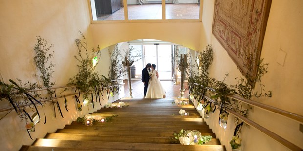 Destination-Wedding - Umgebung: am See - Wörthersee - Brautpaar kommt in den Festsaal  - Schloss Maria Loretto