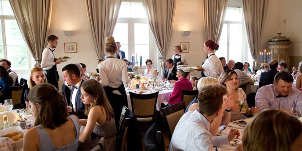Destination-Wedding - Preisniveau Hochzeitsfeier: €€€€ - Österreich - Das Essen wird bei uns immer gleichzeitig eingestellt, Galaservice  - Schloss Maria Loretto