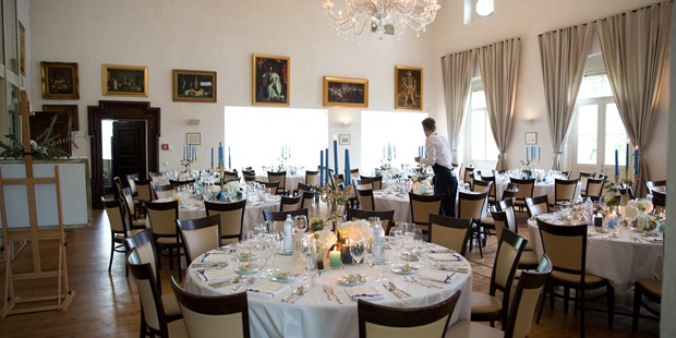 Destination-Wedding - Preisniveau Hochzeitsfeier: €€€€ - Der große Saal gedeckt - Schloss Maria Loretto