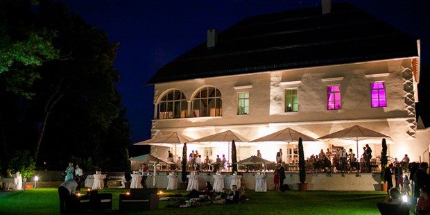Destination-Wedding - Umgebung: am See - Wörthersee - Kino im Schlossgarten bei einer Hochzeit - Schloss Maria Loretto