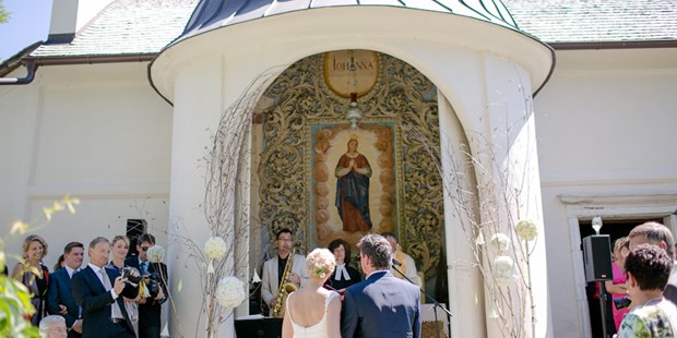 Destination-Wedding - Preisniveau Hochzeitsfeier: € - Wörthersee - Die Trauung vor der Schlosskapelle im Loretto. - Schloss Maria Loretto