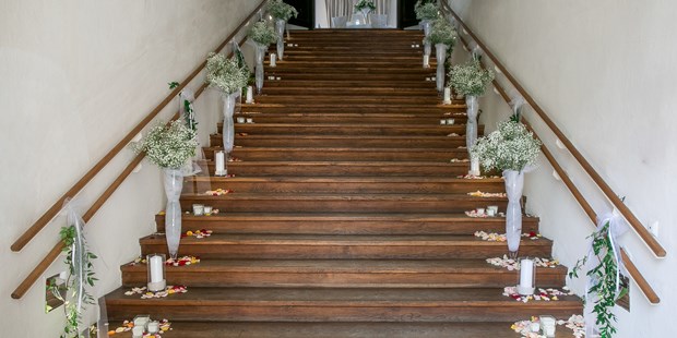 Destination-Wedding - Preisniveau Hochzeitsfeier: €€€€ - Der Stiegenaufgang  - Schloss Maria Loretto