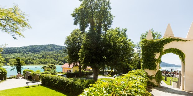 Destination-Wedding - Nachbarschaft (Lärm): keine unmittelbare Nachbarschaft - Kärnten - Gartenansicht von der vorderen Terrasse. - Schloss Maria Loretto