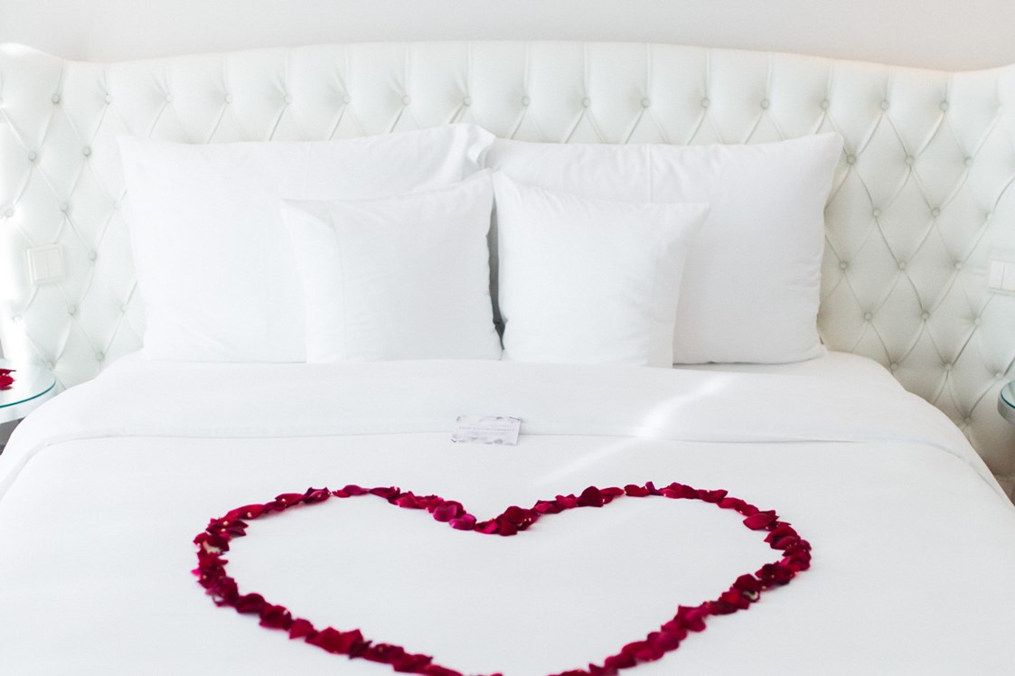 Hochzeitslocation: Romantische Nächte genießen: Junior Suite mit Rosenblättern
 - Hotel Sans Souci Wien