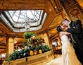 Hochzeitslocation: Der großzügige Eingangsbereich des Wellnesshotel SCHWARZ eignet sich hervorragend für tolle Hochzeitsfotos. - Alpenresort Schwarz*****
