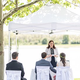 Hochzeitslocation: Eine Trauung auf der Hochzeitsinsel mit Blick auf die riesige Parkanlage. - VILA VITA Pannonia