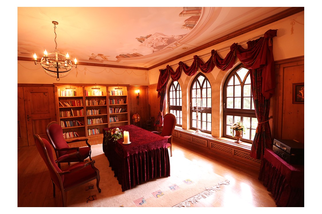 Hochzeitslocation: Ehrwürdige Bibliothek mit Standesamt - The Lakeside Burghotel zu Strausberg