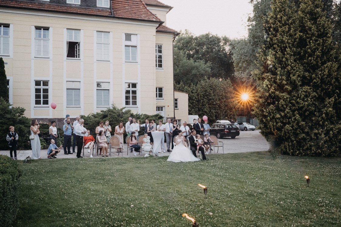 Hochzeitslocation: Die Hochzeitsgesellschaft schaut gespannt auf die Kunststücke der Artisten. - Schloss Wulkow