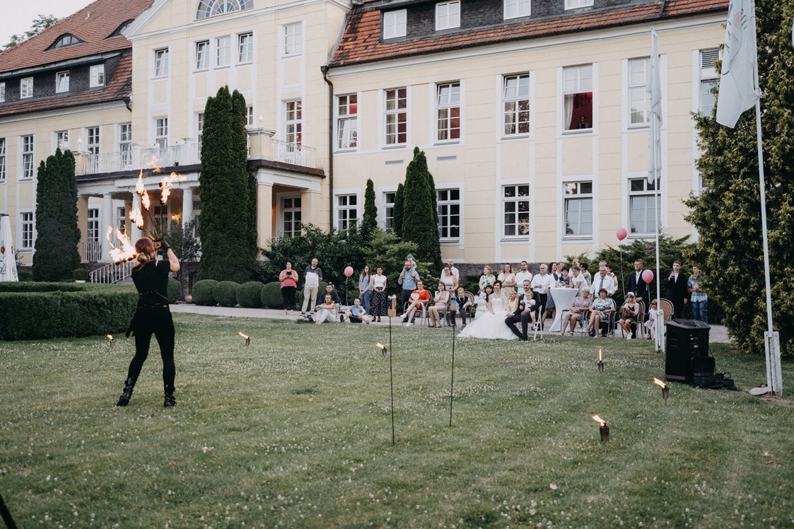 Hochzeitslocation: Atemberaubende Showeinlagen auf Schloss Wulkow in Brandenburg. - Schloss Wulkow