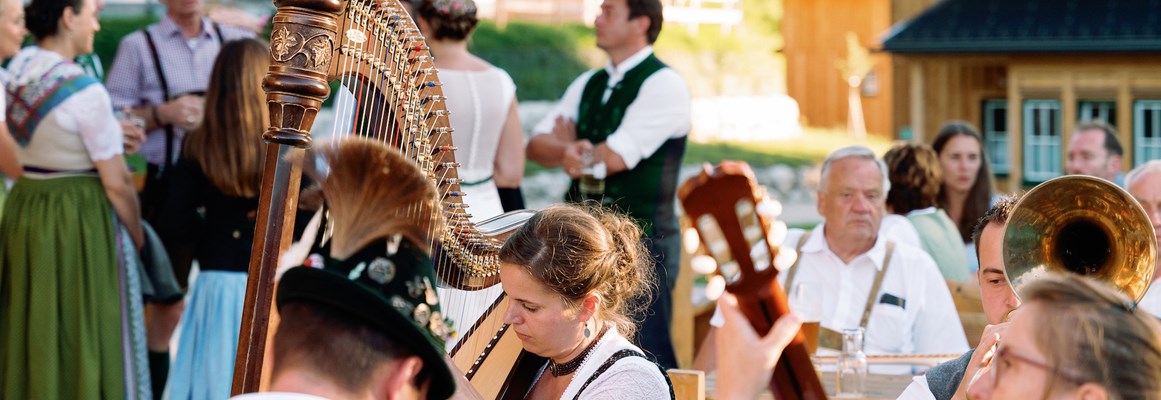 Hochzeitslocation: Musik gehört bei einer Hochzeit im Narzissendorf Zloam einfach dazu. - Narzissendorf Zloam