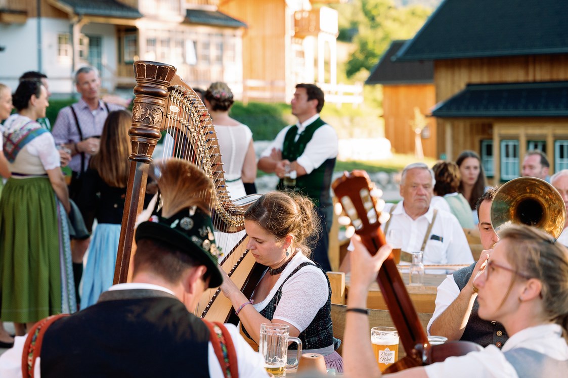 Hochzeitslocation: Musik gehört bei einer Hochzeit im Narzissendorf Zloam einfach dazu. - Narzissendorf Zloam