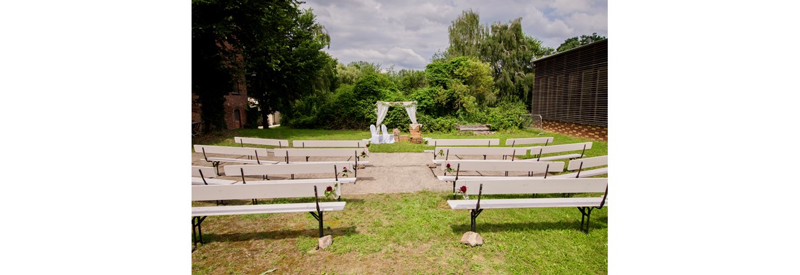 Hochzeitslocation: Scheunengarten mit freier Trauung - Feste Scheune