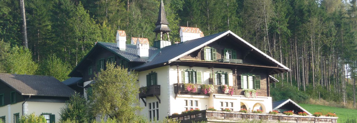 Hochzeitslocation: Umgeben von Wald und Wiesen - Jagdschloss Villa Falkenhof