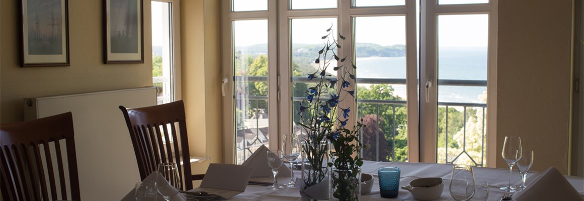 Hochzeitslocation: Festtafel im Turmcafé mit Meerblick - Hotel Hanseatic Rügen & Villen