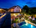 Hochzeitslocation: Am Pool die Party knallen lassen - Hotel Landhaus Moserhof****