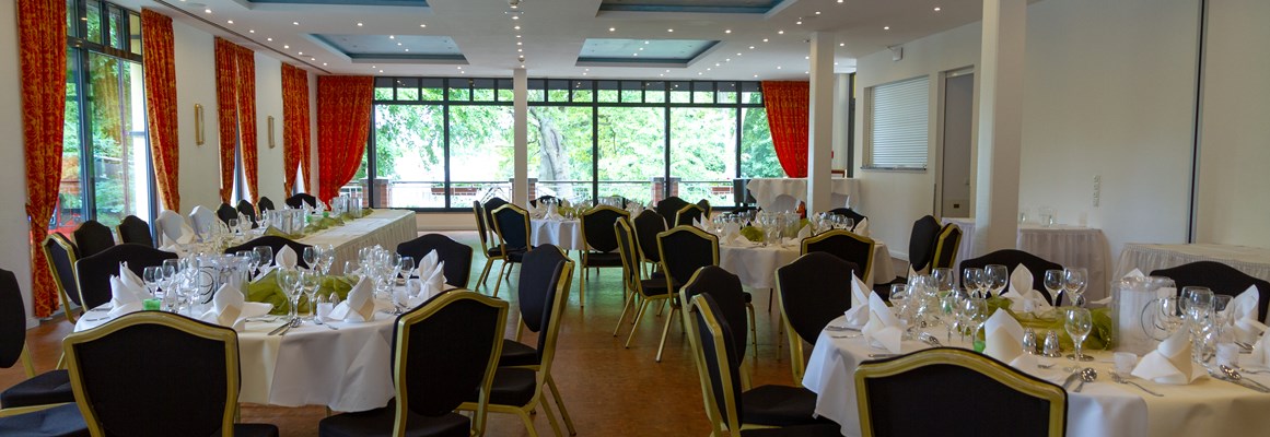 Hochzeitslocation: Saal mit Seeblick-Terrasse - Kurhaus am Inselsee