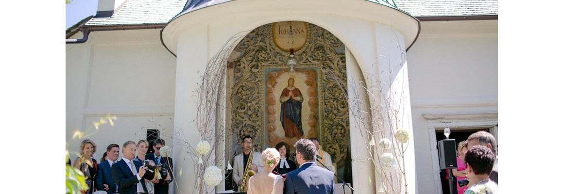 Hochzeitslocation: Die Trauung vor der Schlosskapelle im Loretto. - Schloss Maria Loretto