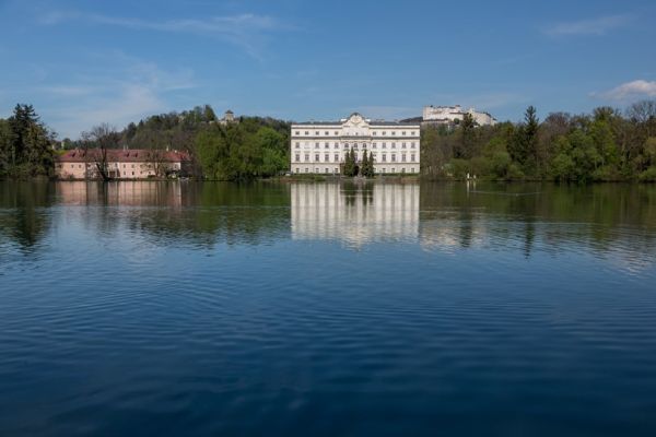 Das Schloss Leopoldskron mit Weiher und Festung im Hintergrund