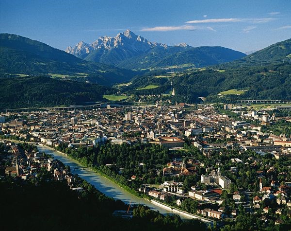 Innsbruck im Sommer mit Bergen