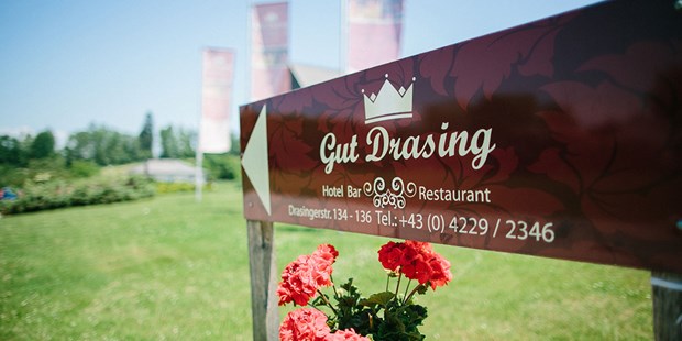 Destination-Wedding - Art der Location: Gasthof / Gasthaus - Wörthersee - Heiraten auf Gut Drasing in Krumpendorf am Wörthersee, Kärnten.
Foto © henrywelischweddings.com - Gut Drasing